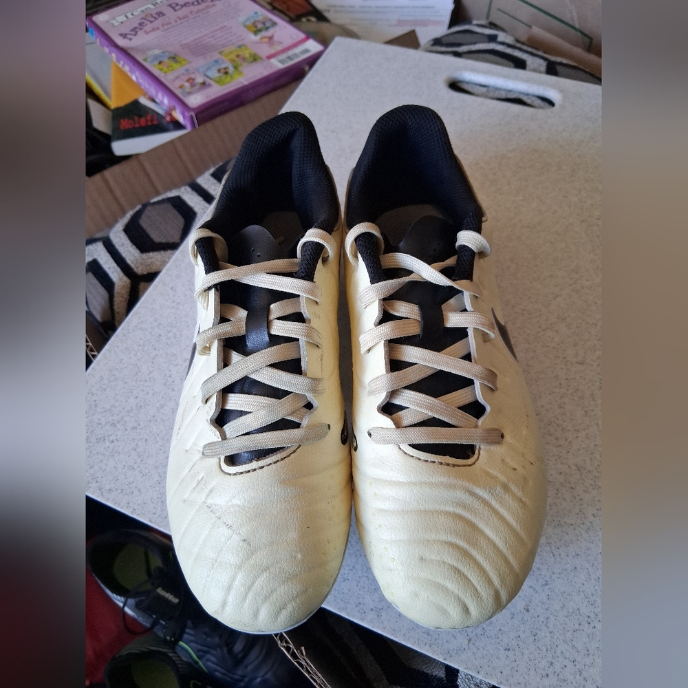 Kids ADIDAS TIEMPO Cream Soccer Cleats with Black Interior size 2.5Y